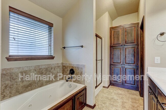 Building Photo - 920 SW 13th St