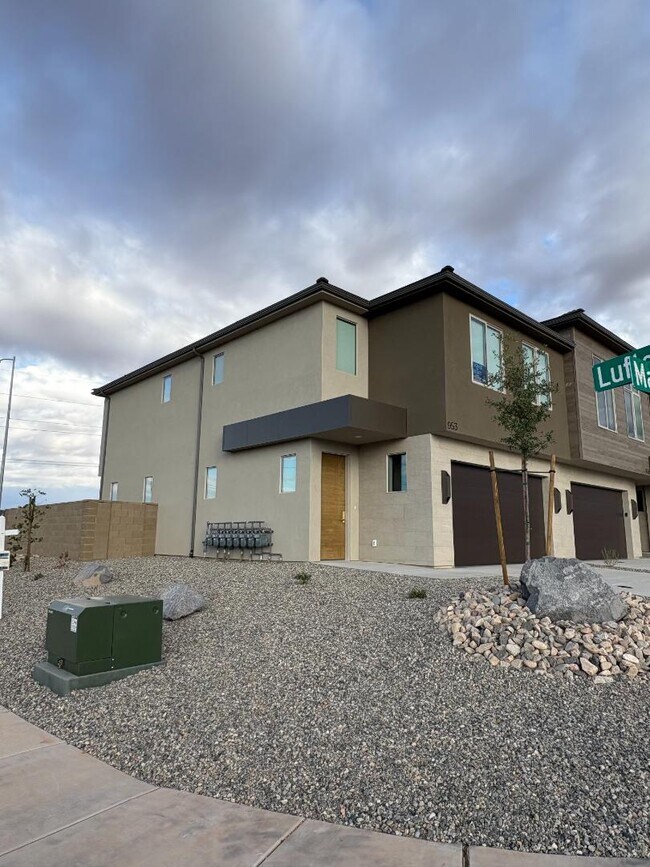 Building Photo - 953 Manen St