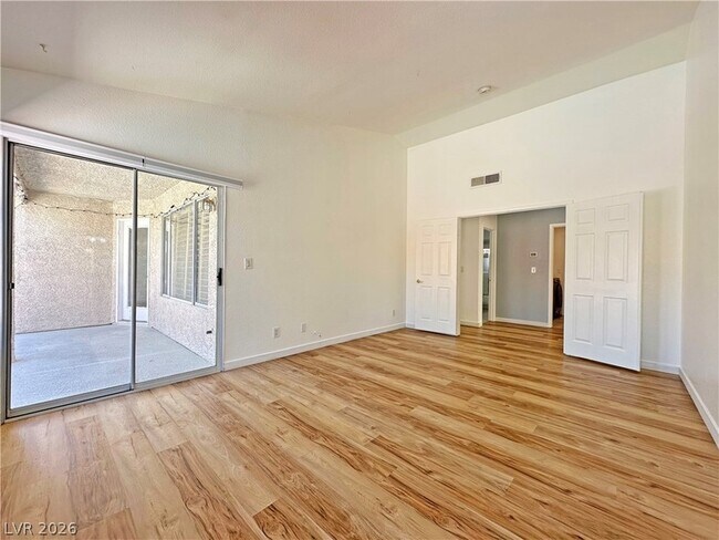 Building Photo - 2746 Sandalwood Ave