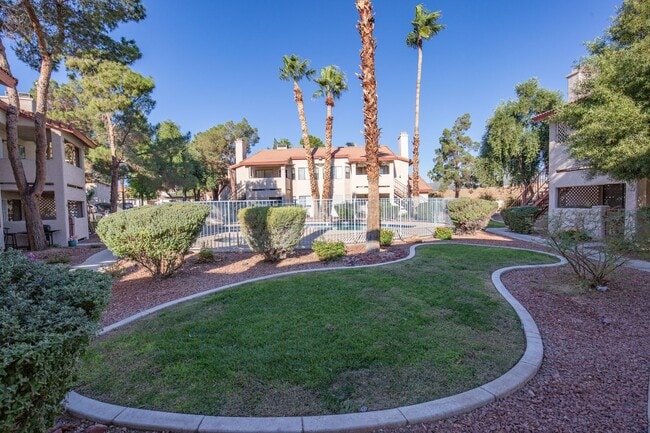 Building Photo - Completely remodeled 2nd floor unit near S...