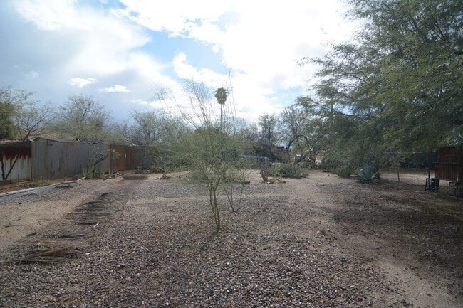Building Photo - Charming 1 Bedroom 1 Bath Duplex! Central ...