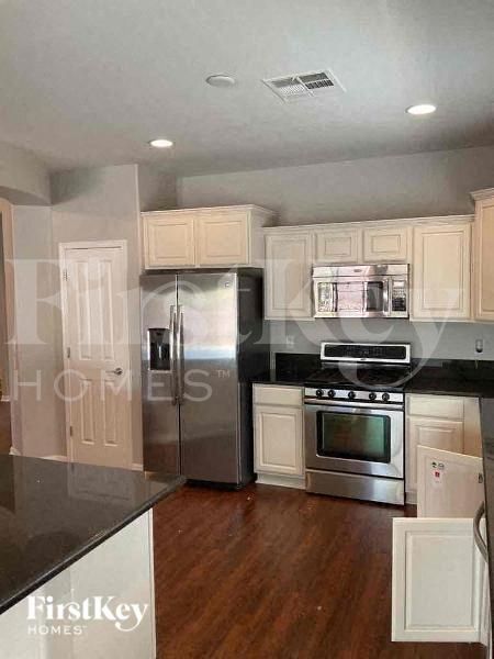 Building Photo - 2585 Bechamel Pl