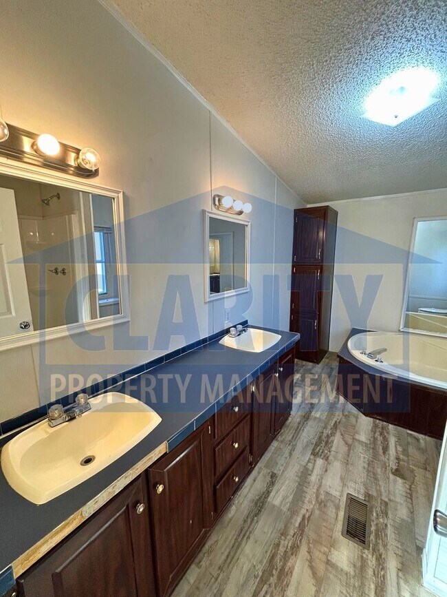 Building Photo - Three bedroom, single level home in Old Fort, TN!