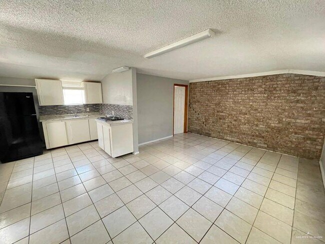 Building Photo - 1017 E Tom Landry St