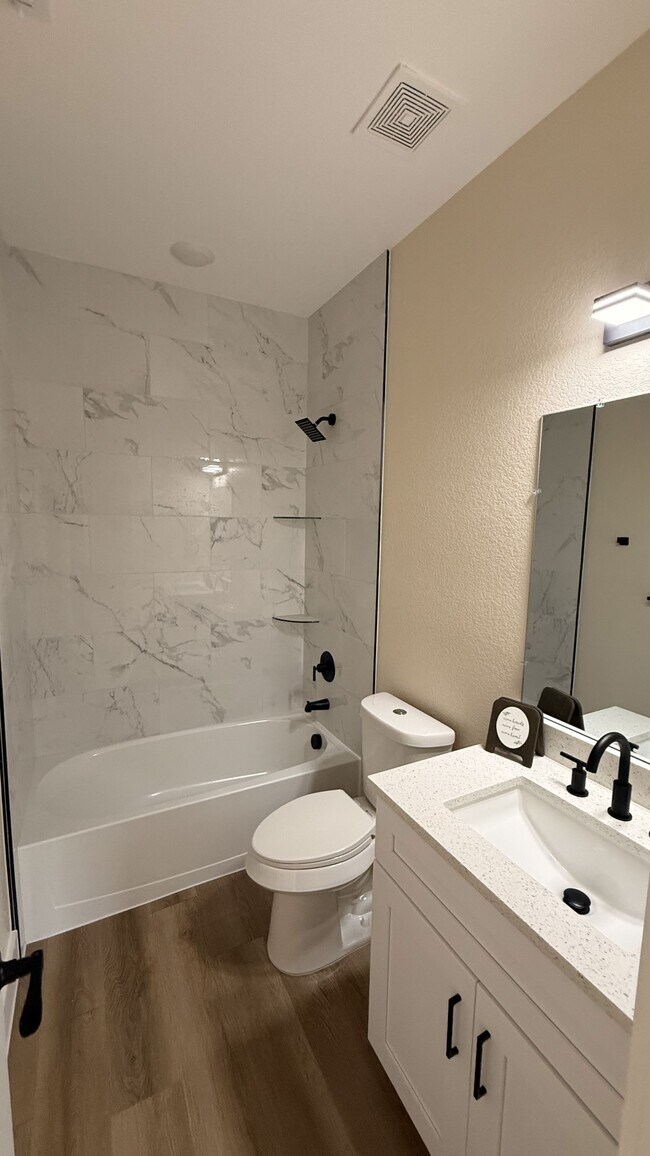 Building Photo - 2619 Creekview Dr