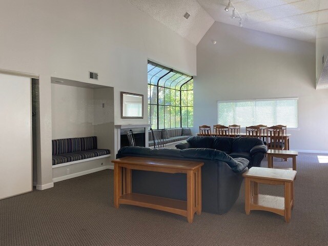 Building Photo - 1501 Woodlake Dr