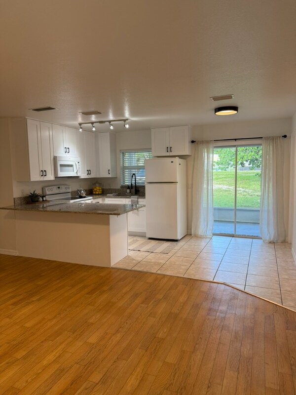 Building Photo - 2370 Lakeview Dr