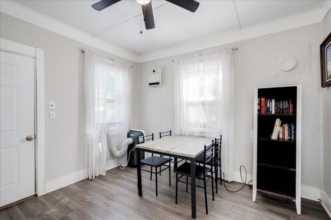 Building Photo - 2245 Bayvale Rd