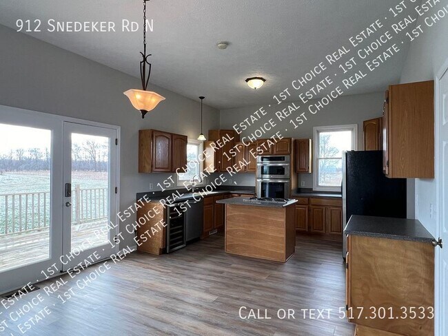 Building Photo - 912 Snedeker Rd N