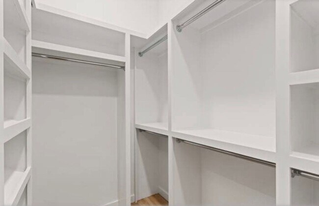 Building Photo - 903 Oak St