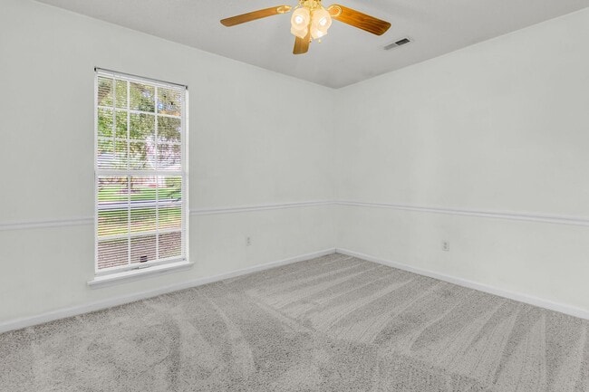 Building Photo - 182 Paddock Way
