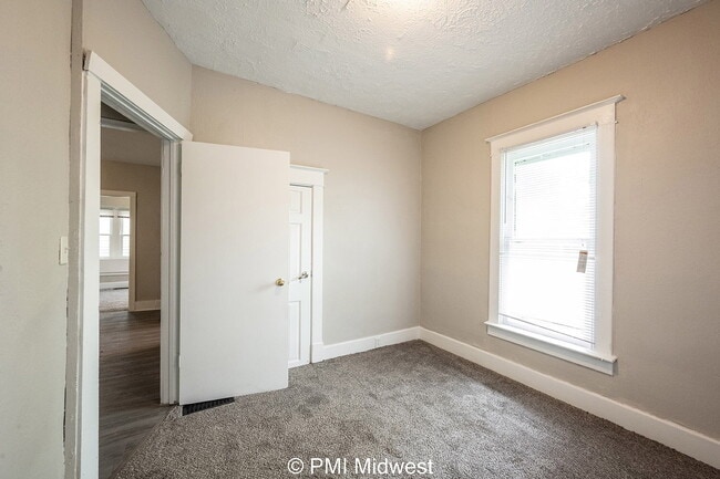 Building Photo - 130 N Gladstone Ave