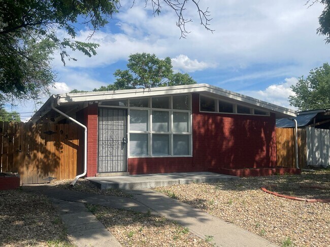 Building Photo - Charming 2 Bed, 1 Bath Duplex in Aurora