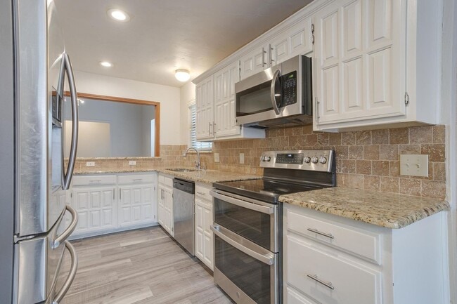 Building Photo - Beautiful 3 Bed, 2 Bath Home in Well Established Holiday West Neighborhood W /Pool and Pool Servi...
