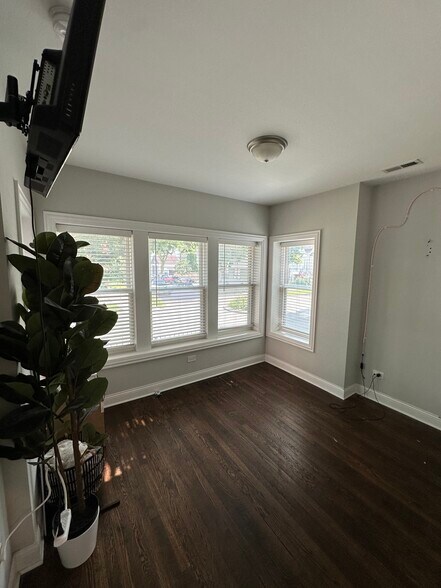 Building Photo - 2105-07 N Lawndale Ave