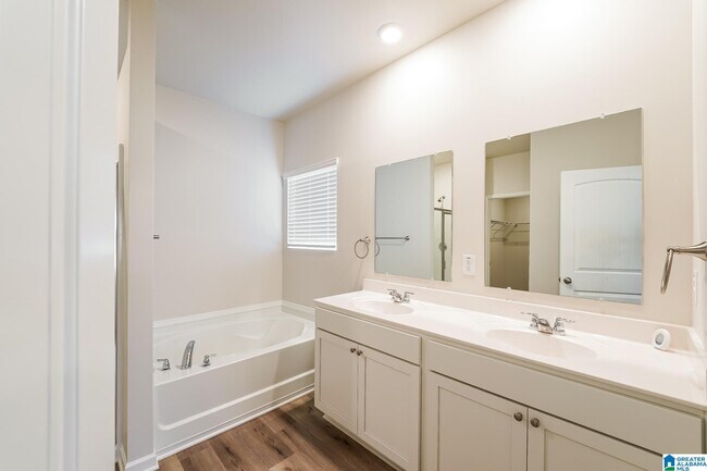 Building Photo - 5630 Post Oak Trl