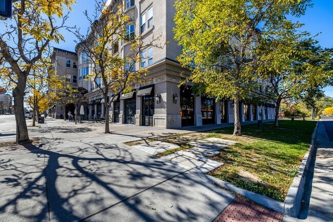 Building Photo - One bedroom, two bath corner unit in Baker with two balconies