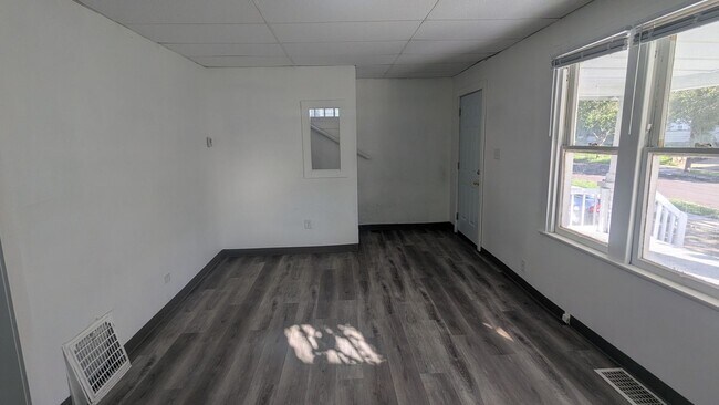 Building Photo - 711 Roselawn Ave