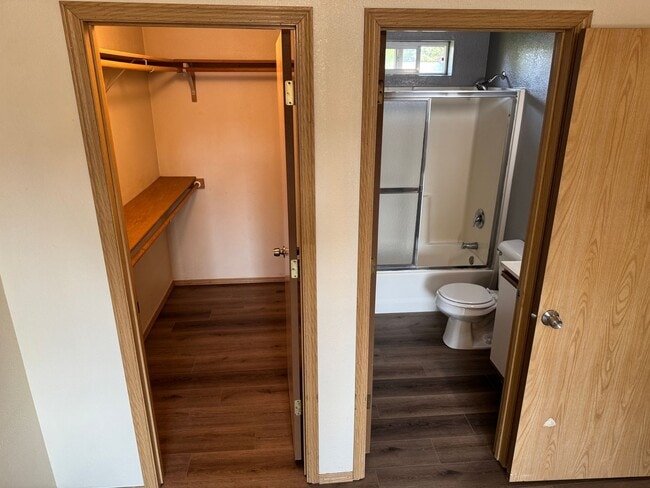 Building Photo - Freshly updated 3 bedroom 2 bathroom duple...