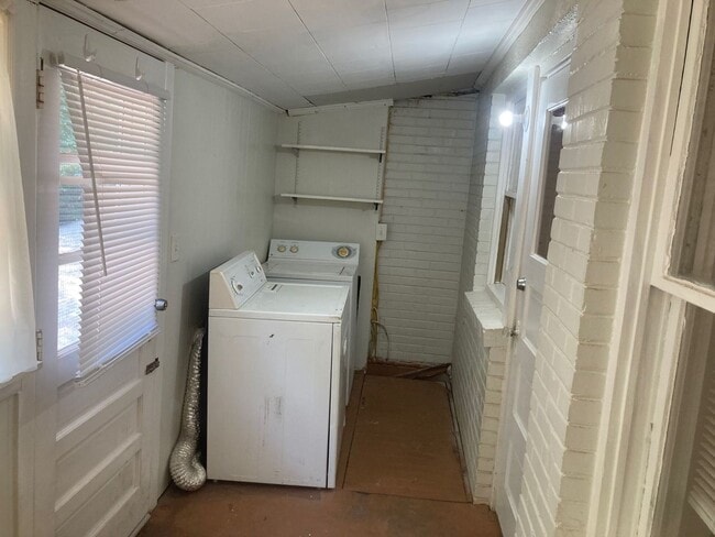 Building Photo - PRE-LEASING FOR AUGUST 2026! Walkable to C...