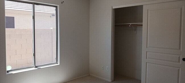 Building Photo - Spacious Two Story 4 Bed/3 Bath with Large...