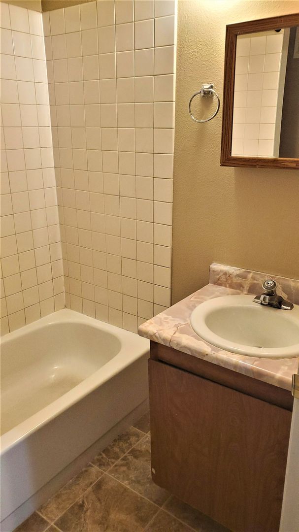 Building Photo - Broad Duplex's