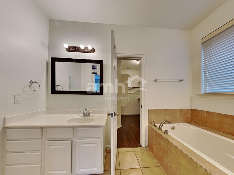 Building Photo - 8752 Lariat Cir