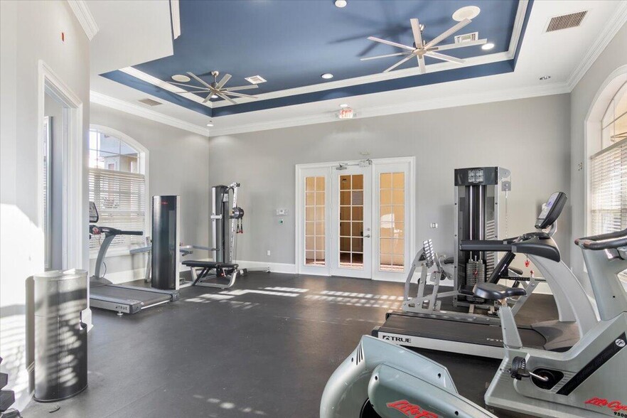 24/7 Fitness center - 9845 Baywinds Dr