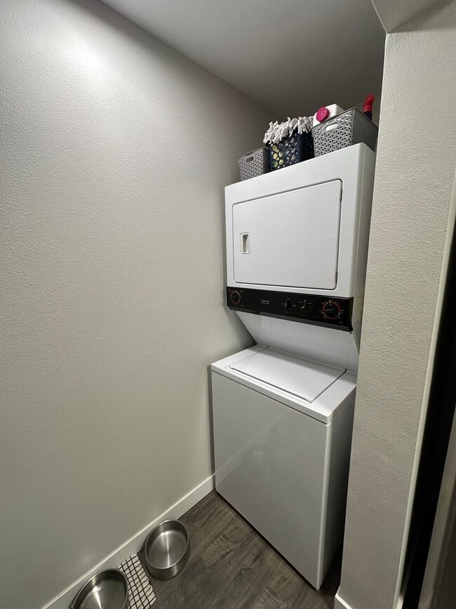 Building Photo - Charming 1 Bedroom/ 1Bathroom Lower Level ...