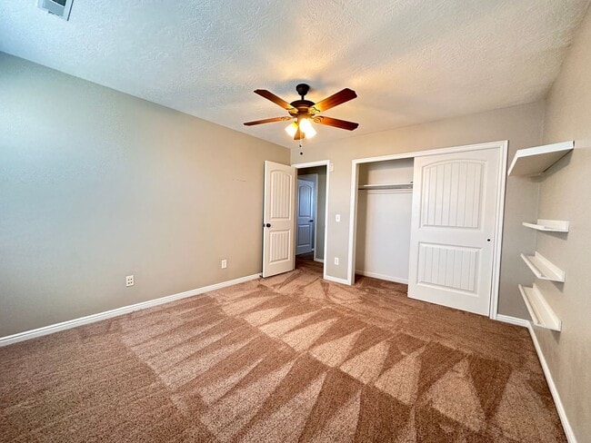 Building Photo - Beautiful Executive Daybreak Home Available!