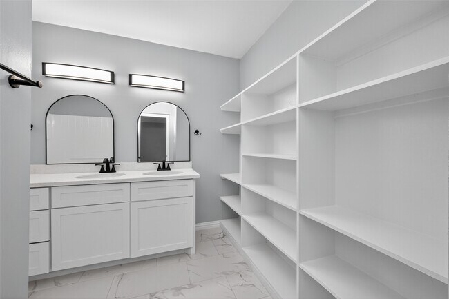 Building Photo - 11504 Village Pl Dr