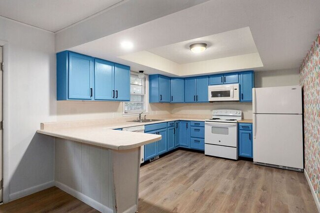 Building Photo - 906 N Belview Ave