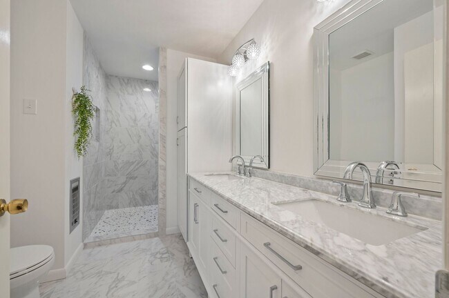 Building Photo - 4BR/3BA Forest Hills Luxury Rental