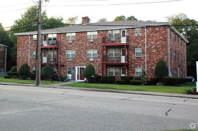 Primary Photo - New Englander Apartments