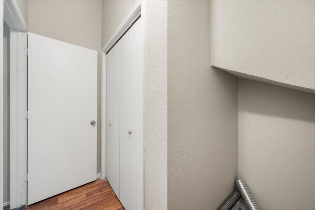 Building Photo - 311 Kings Way Dr