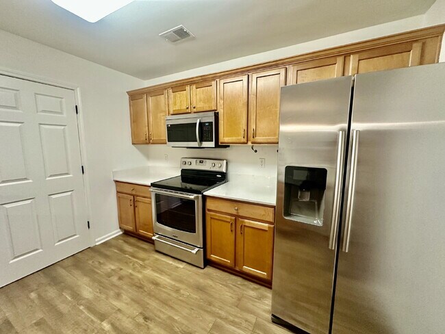 Building Photo - Four Bedroom, End Unit Townhome in the Farm!