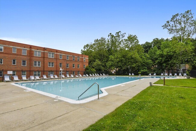 Building Photo - Beautiful 1BR/Loft at Rock Creek Garden Co...