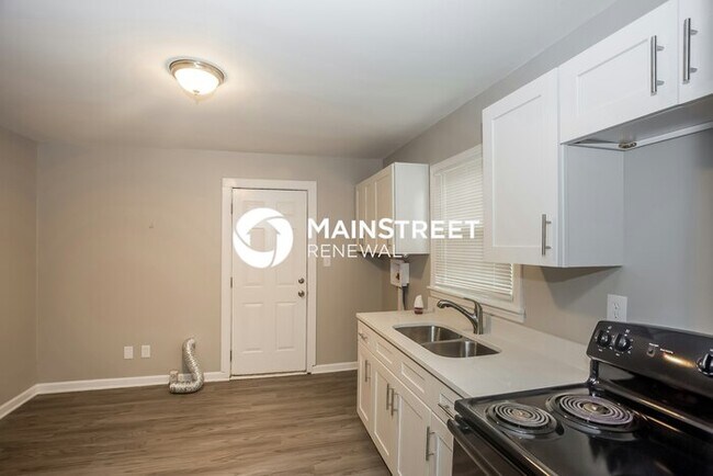 Building Photo - 3 Bedroom Pet-Friendly Home in Charlotte, NC with Main Street Renewal