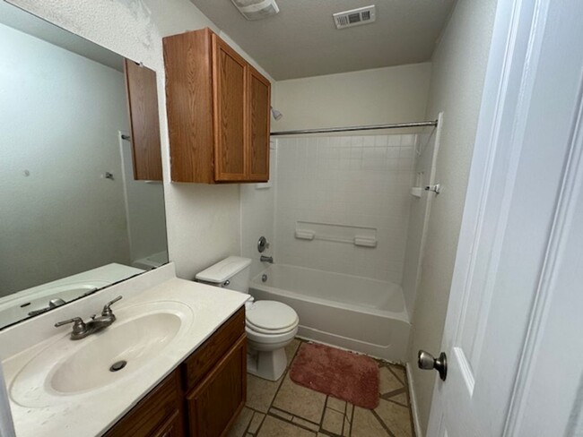 Building Photo - Nice 3 bedroom 2 Bath One Story Home