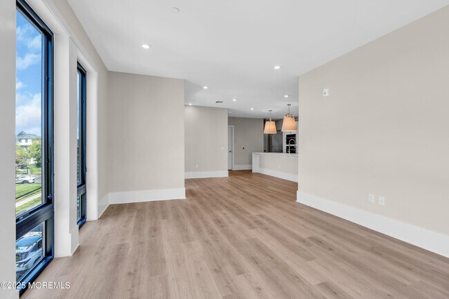 Building Photo - 218 3rd Ave