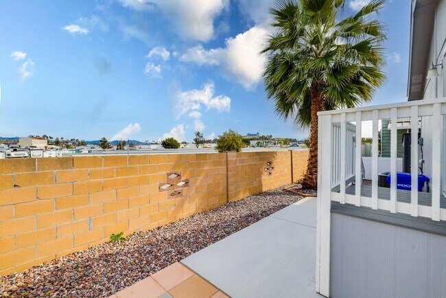 Building Photo - 1219 E Barham Dr