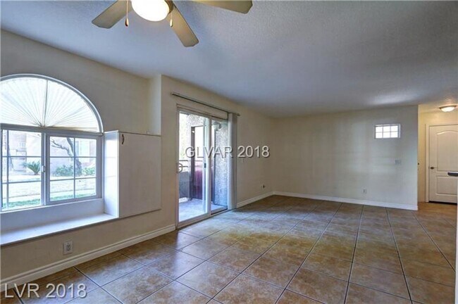 Building Photo - Great Location- 3 bedroom Condo