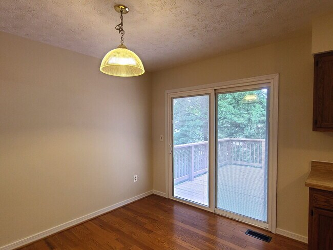 Building Photo - 3 BR, 2 BA Home with Garage and Fenced Yard