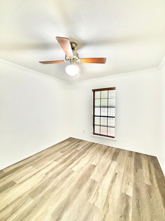 Building Photo - 2123 Mistletoe Ave