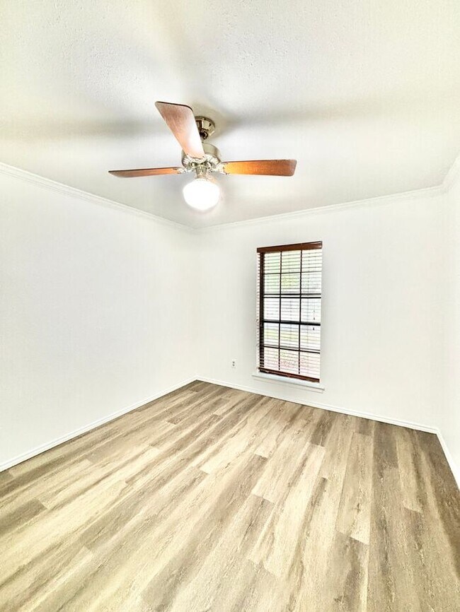Building Photo - 2123 Mistletoe Ave