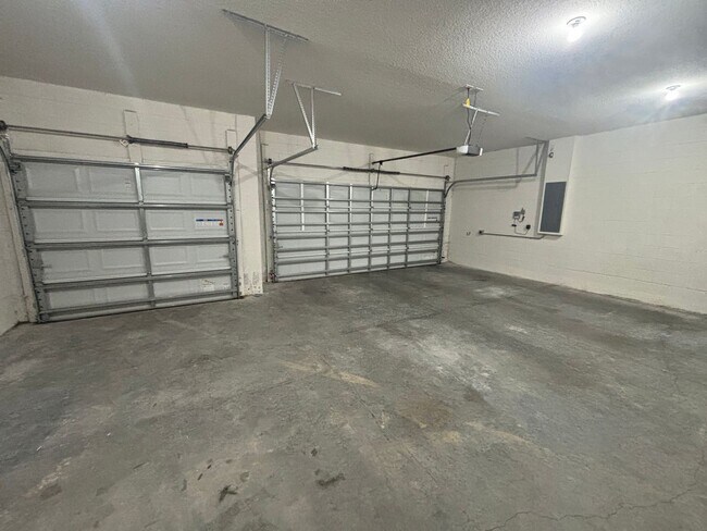 Building Photo - Spacious 4/2.5 Near 200