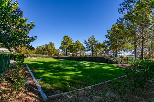 Building Photo - 4 Bedroom, Queens Ridge Guard Gated Commun...