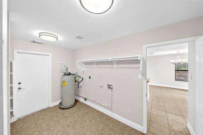 Building Photo - Spacious & Thoughtfully Updated 4-Bedroom ...