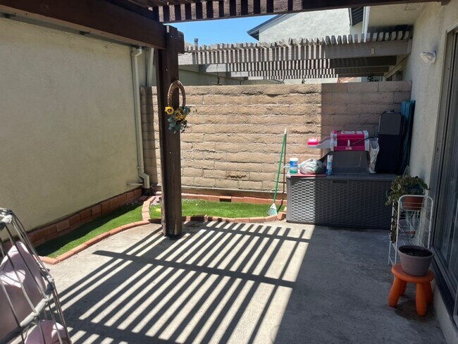 Building Photo - 2 Level Townhouse with two car garage
