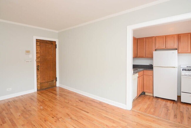 Building Photo - 744 W Belmont Ave